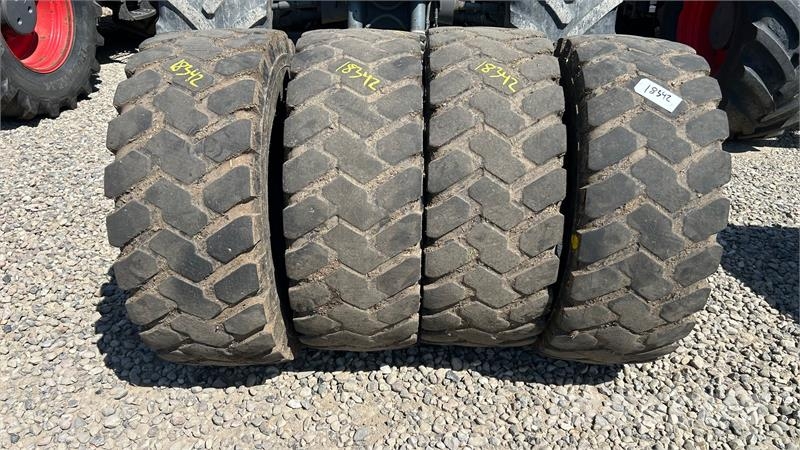BKT 400/70R24 Banden, wielen en velgen