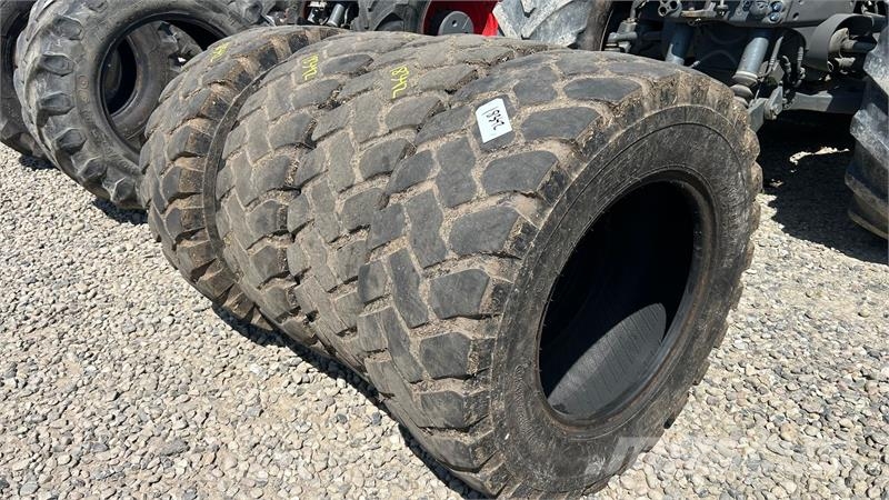 BKT 400/70R24 Banden, wielen en velgen