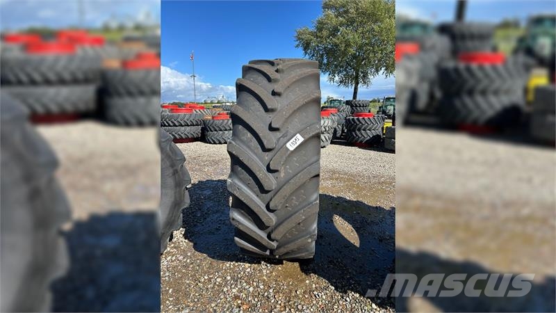BKT 710/75R42 Banden, wielen en velgen