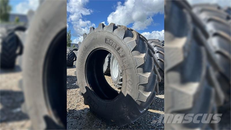 BKT 710/75R42 Banden, wielen en velgen