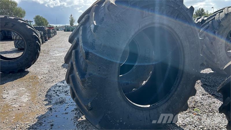 BKT 710/75R42 Banden, wielen en velgen