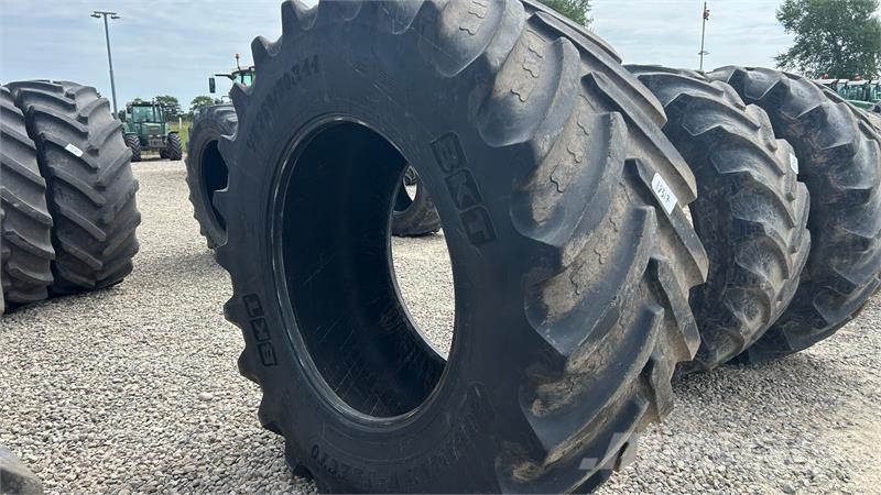 BKT 750/70R44 VF Banden, wielen en velgen
