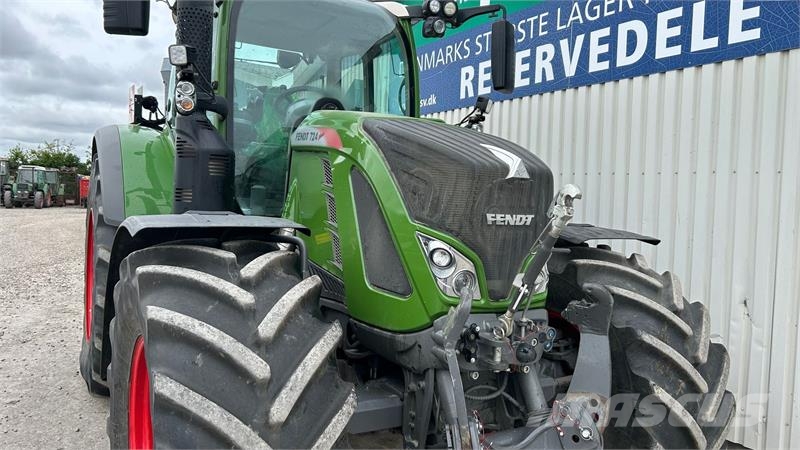 Fendt 724 Vario S4 Profi Plus Traktory