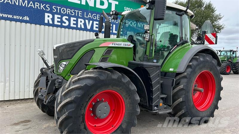 Fendt 724 Vario S4 Profi Plus Traktory
