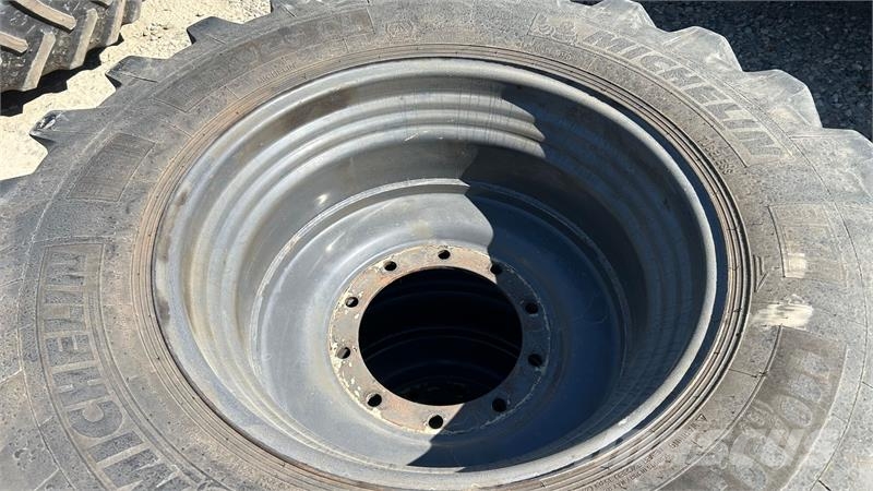 Michelin 440/80-28 Newholland / Case Rendegraver Dekk, hjul og felger