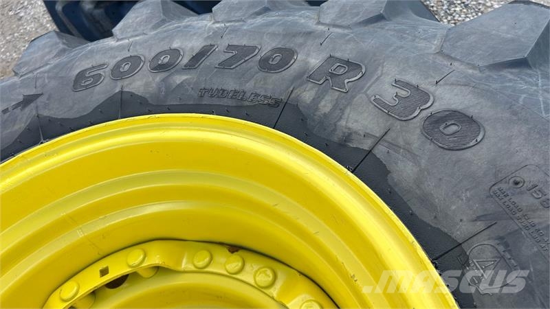 Trelleborg 600/70R30 - John Deere 12 huls Dekk, hjul og felger