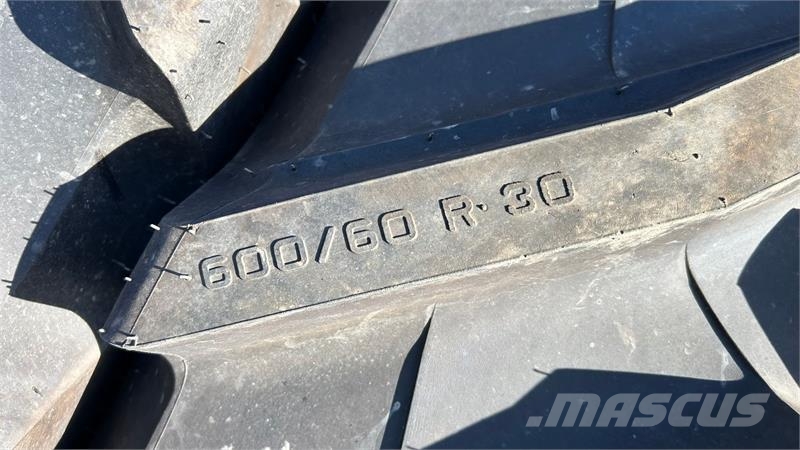 Trelleborg 710/60R42 + 600/60R30 VF afm. Banden, wielen en velgen