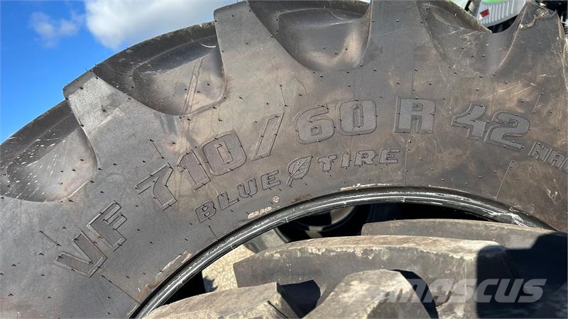 Trelleborg 710/60R42 + 600/60R30 VF afm. Banden, wielen en velgen