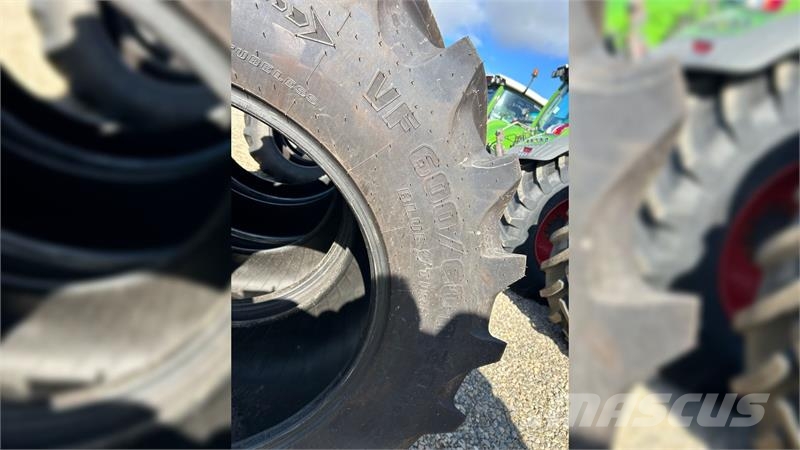 Trelleborg 710/60R42 + 600/60R30 VF afm. Banden, wielen en velgen