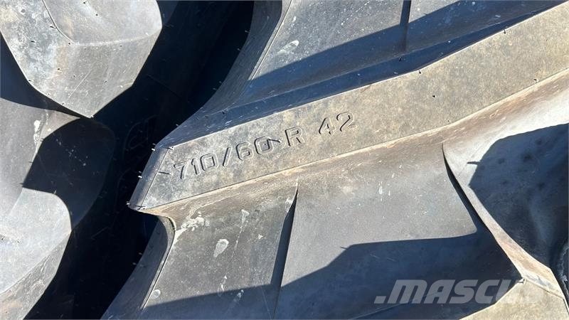 Trelleborg 710/60R42 + 600/60R30 VF afm. Banden, wielen en velgen