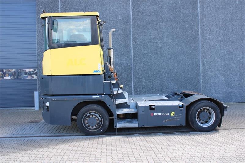 MOL RM255 4X4 Terminálový ťahač