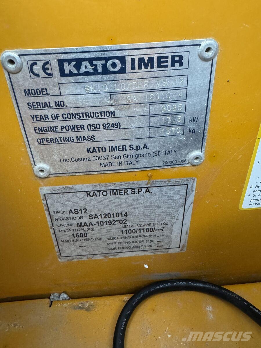 Kato AS12 لوادر انزلاقية التوجيه