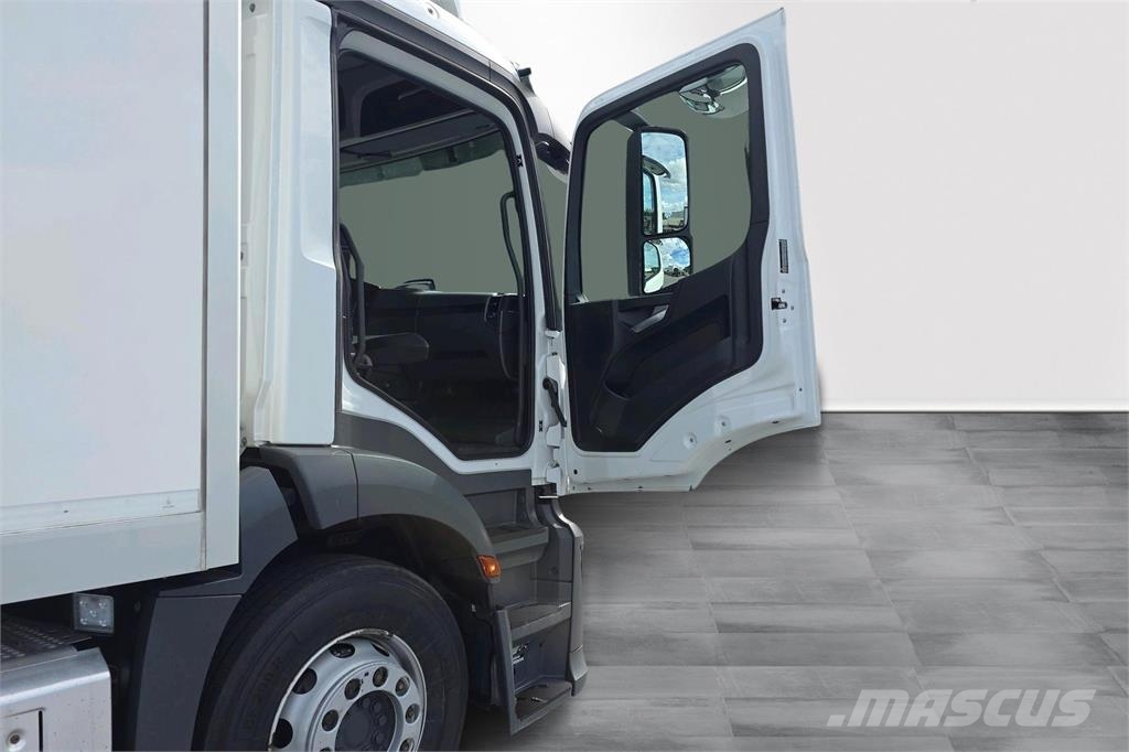 Mercedes-Benz 1827 L Camiones con caja de remolque