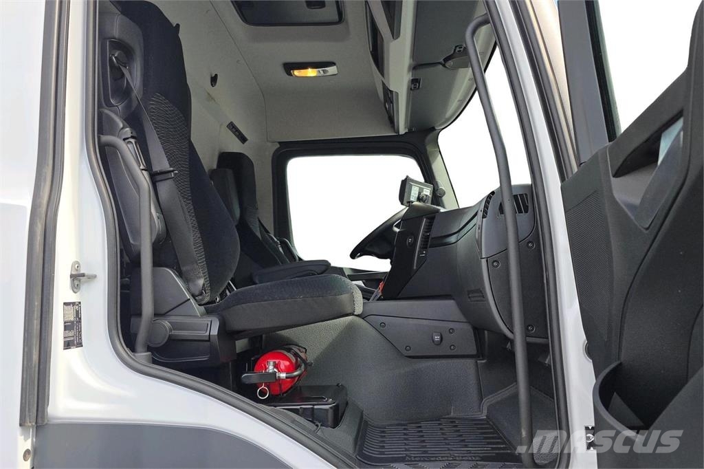 Mercedes-Benz 1827 L Camiones con caja de remolque
