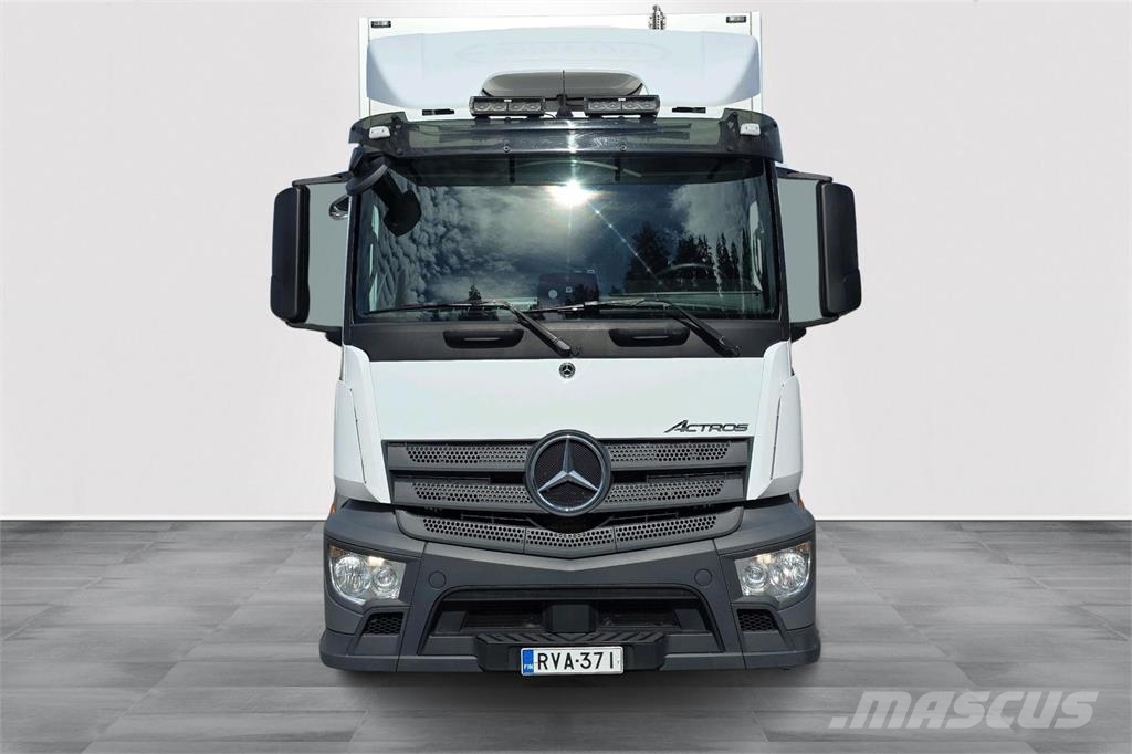 Mercedes-Benz 1827 L Camiones con caja de remolque