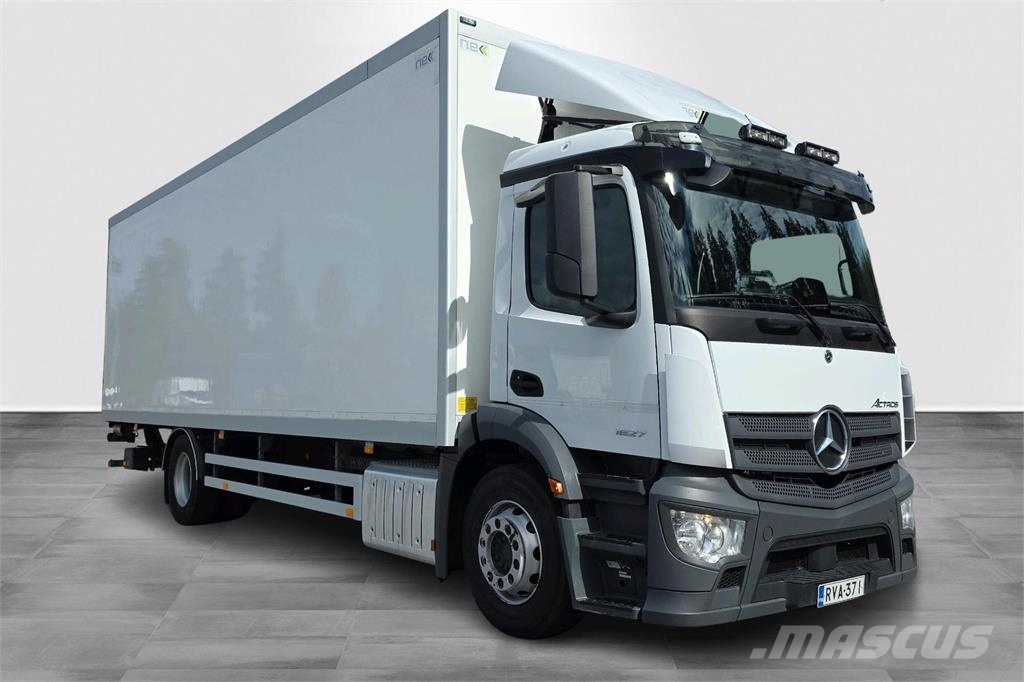 Mercedes-Benz 1827 L Camiones con caja de remolque
