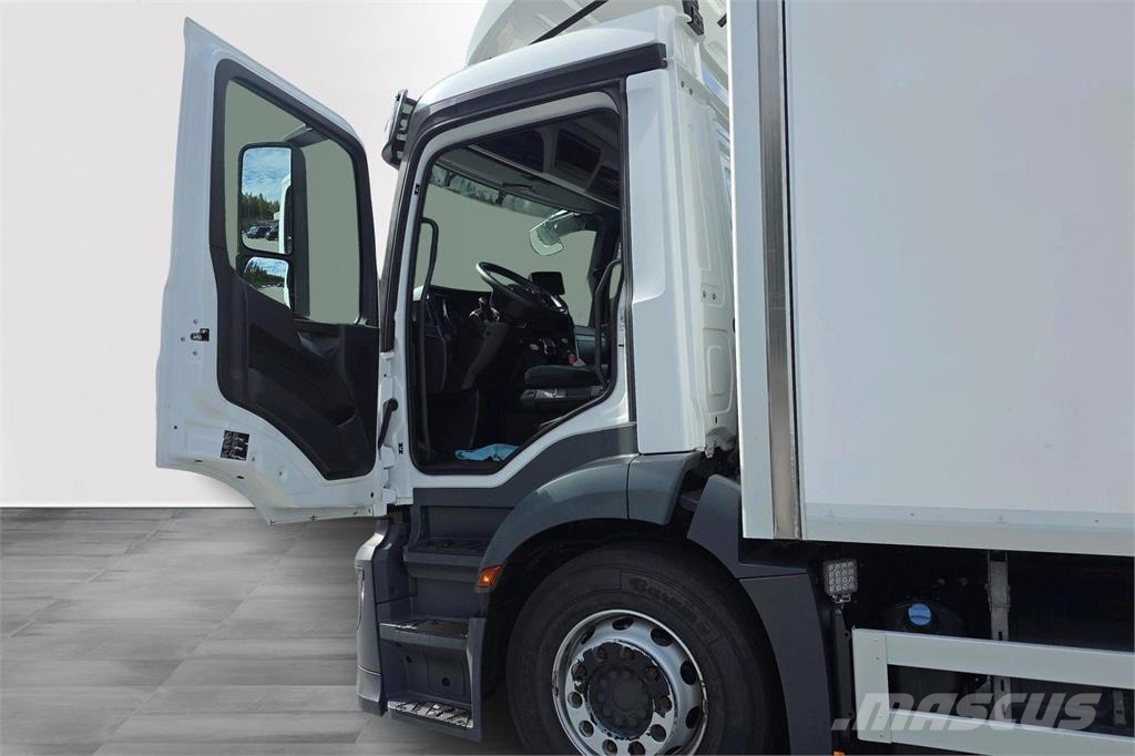 Mercedes-Benz 1827 L Camiones con caja de remolque