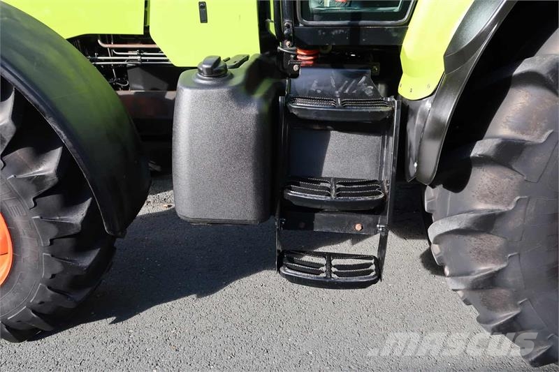 CLAAS Arion 620C Tractors