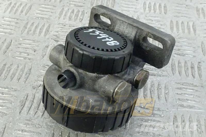 CAT 138-3096 Fuel filter bracket / Podstawa filtra pal Motorji