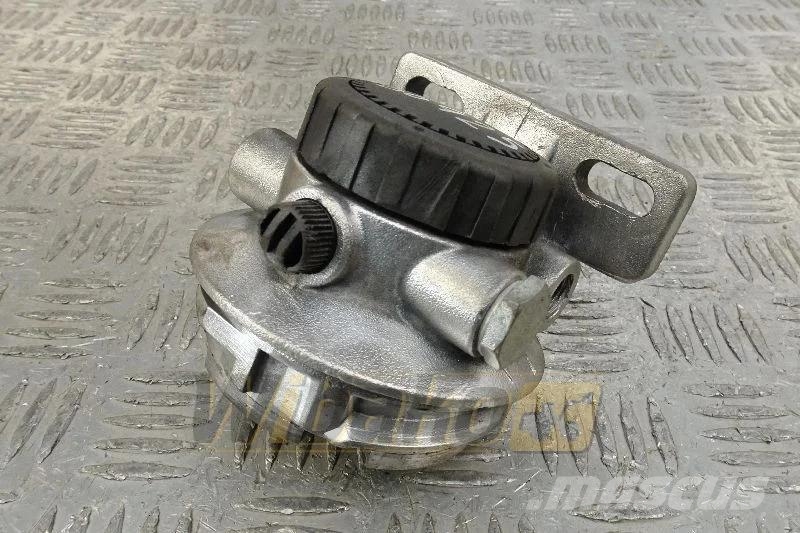 CAT 138-3096 Fuel filter bracket / Podstawa filtra pal Motorji