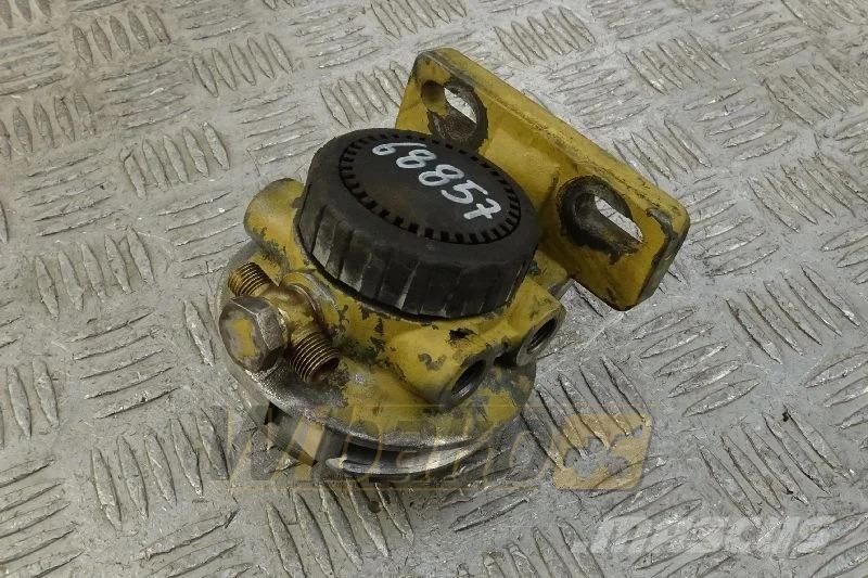 CAT 138-3096 Fuel filter bracket / Podstawa filtra pal Motorji