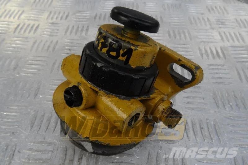CAT 138-3097 Fuel filter bracket / Podstawa filtra pal Motorji