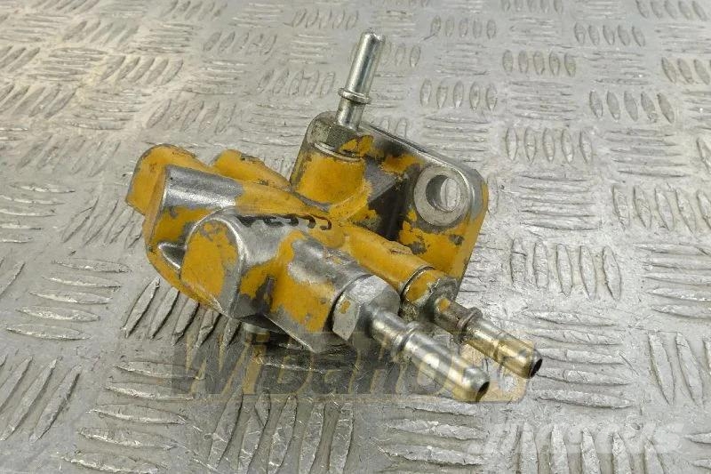 CAT 309-1481 Fuel filter bracket / Podstawa filtra pal Motorji