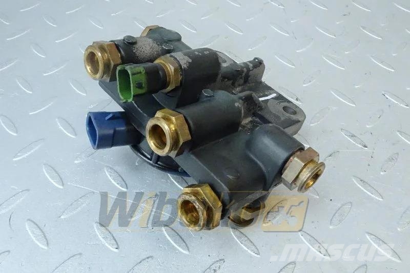 Cummins 4898756 Fuel filter bracket / Podstawa filtra pali 引擎/發動機