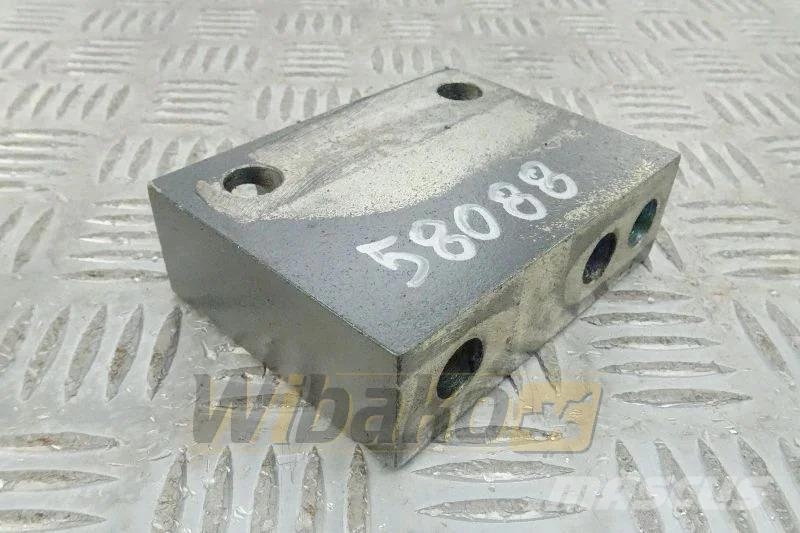 Deutz 04253598 Engine mount / Motorhalter / Łapa silnika Motorer