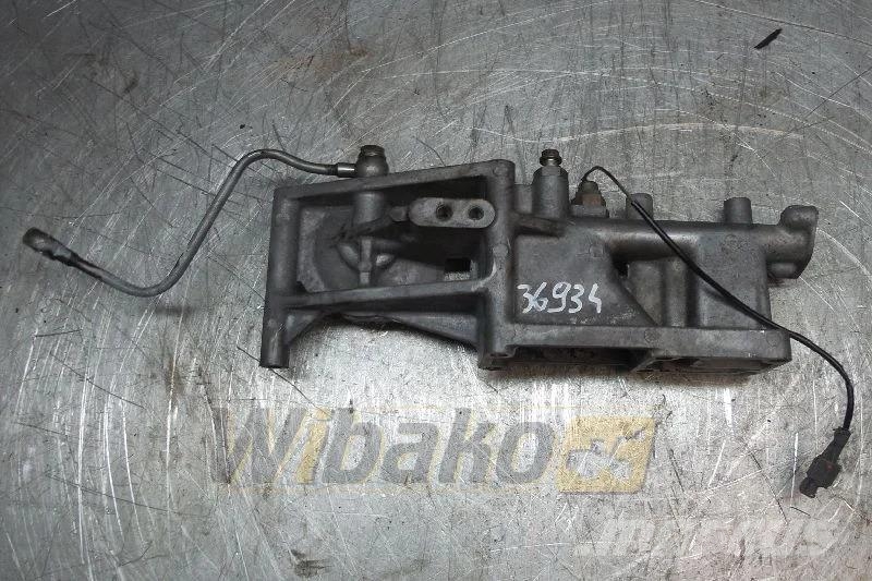 Isuzu A-6BG1TQB Fuel filter bracket / Podstawa filtra p 发动机