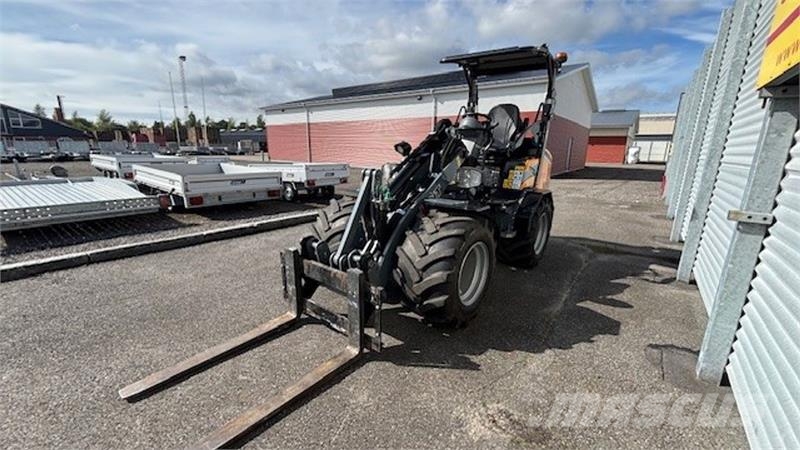 GiANT G2700 X-TRA HD PLUS لوادر صغيرة