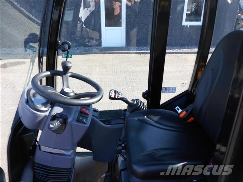 GiANT G2700X-tra g2700 x-tra hd med cabine Mini utovarivači