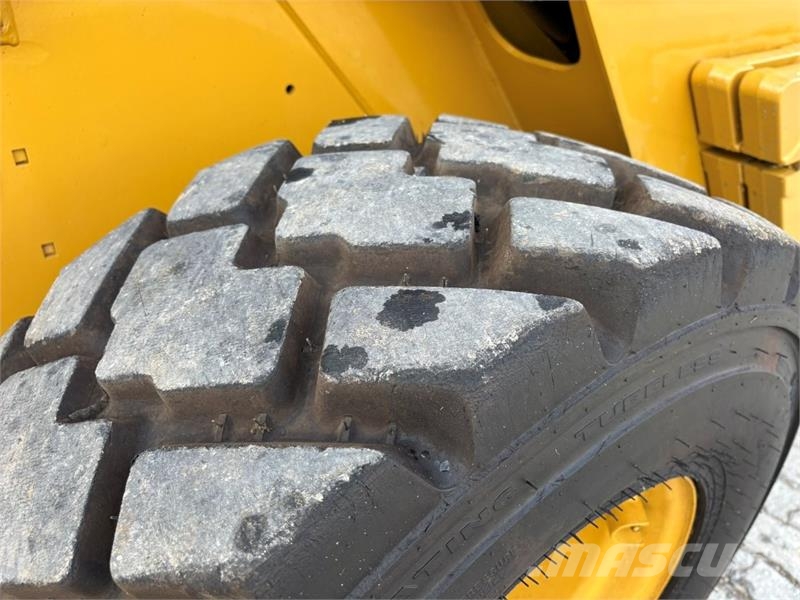 CAT 262D3 لوادر انزلاقية التوجيه