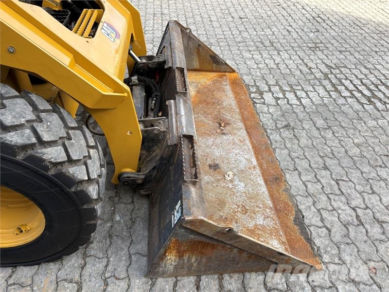 CAT 262D3 لوادر انزلاقية التوجيه