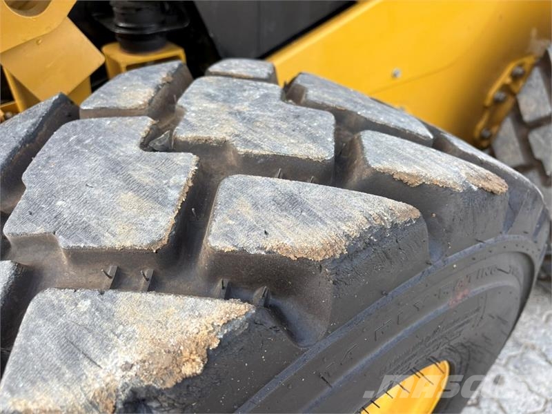 CAT 262D3 لوادر انزلاقية التوجيه
