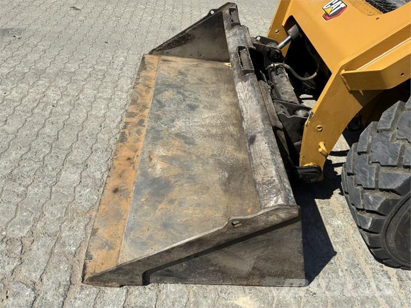 CAT 262D3 スキッドステアローダー