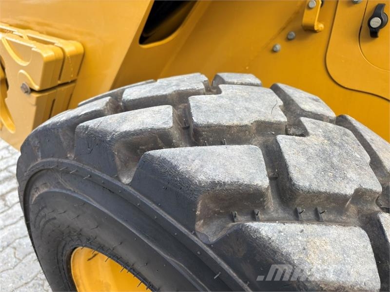 CAT 262D3 لوادر انزلاقية التوجيه
