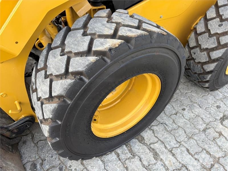 CAT 262D3 لوادر انزلاقية التوجيه