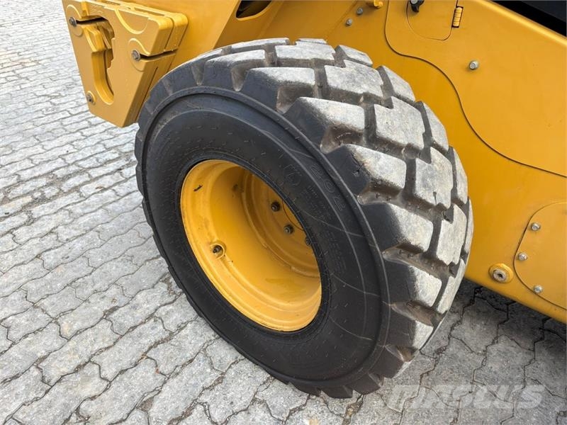 CAT 262D3 لوادر انزلاقية التوجيه