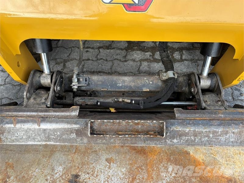 CAT 262D3 لوادر انزلاقية التوجيه