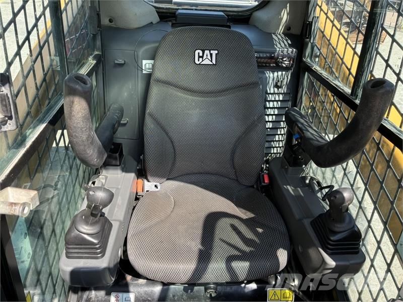 CAT 262D3 スキッドステアローダー