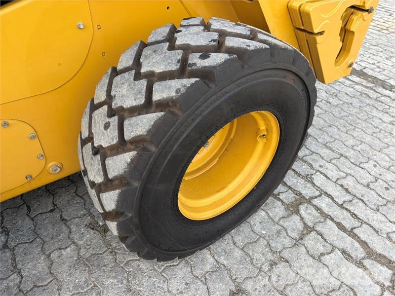 CAT 262D3 لوادر انزلاقية التوجيه