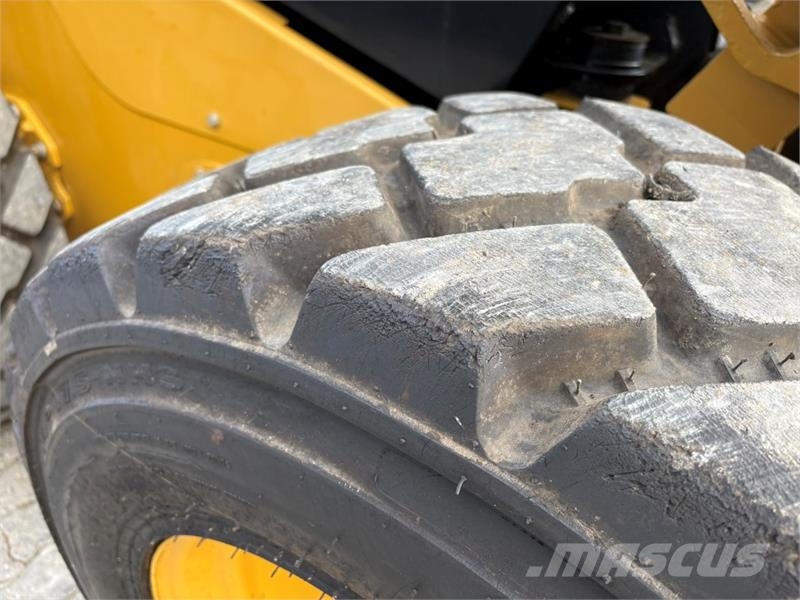 CAT 262D3 لوادر انزلاقية التوجيه