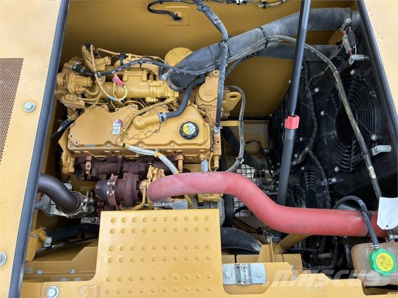 CAT 323 履带挖掘机