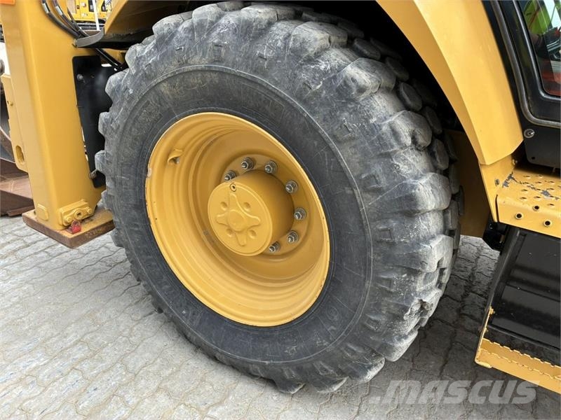 CAT 432 Ekskavatori-iekrāvēji