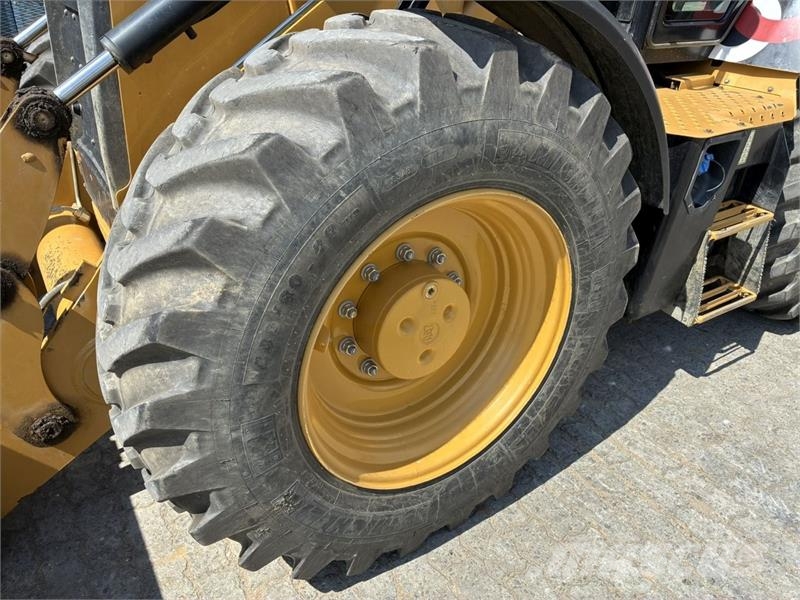 CAT 444 Ekskavatori-iekrāvēji
