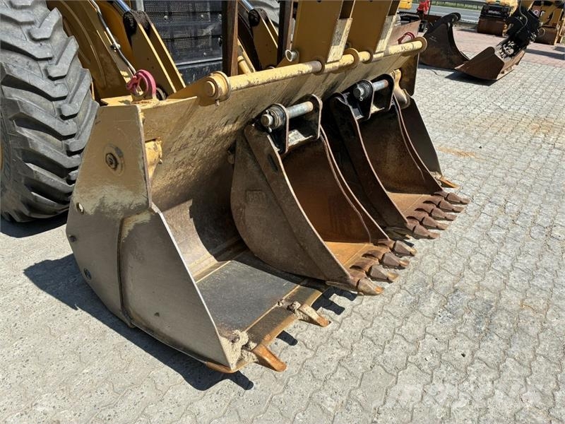 CAT 444 Ekskavatori-iekrāvēji