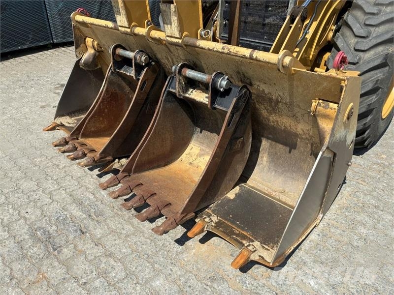 CAT 444 Ekskavatori-iekrāvēji