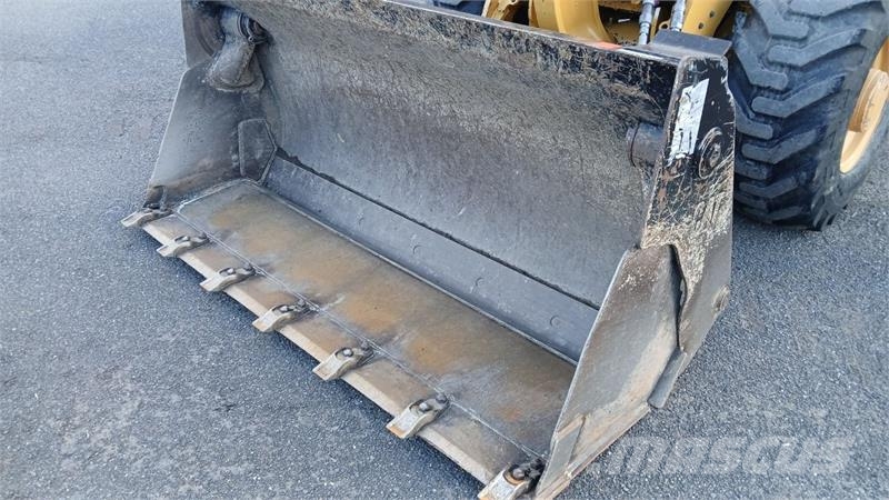 CAT 906M Kolesni nakladalci