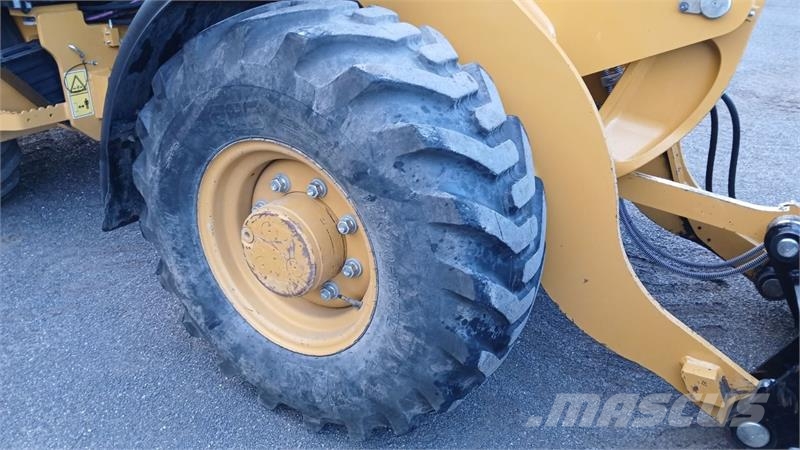 CAT 906M Kolesni nakladalci